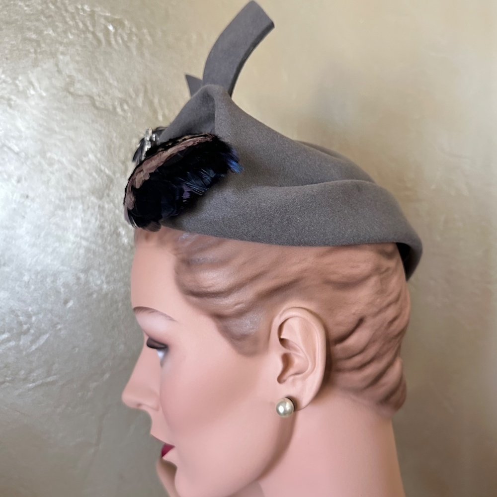 OPULENT 1950s' GRAY FELT COCKTAIL HAT + RHINESTONE BROOCH + IRIDESCENT FEATHERS - Picture 4 of 11